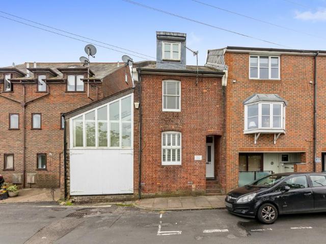 3 bedroom end of terrace house to rent