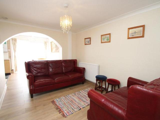 3 bedroom end of terrace house to rent
