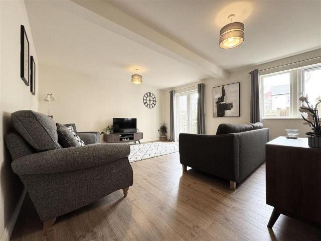3 bedroom end of terrace house to rent