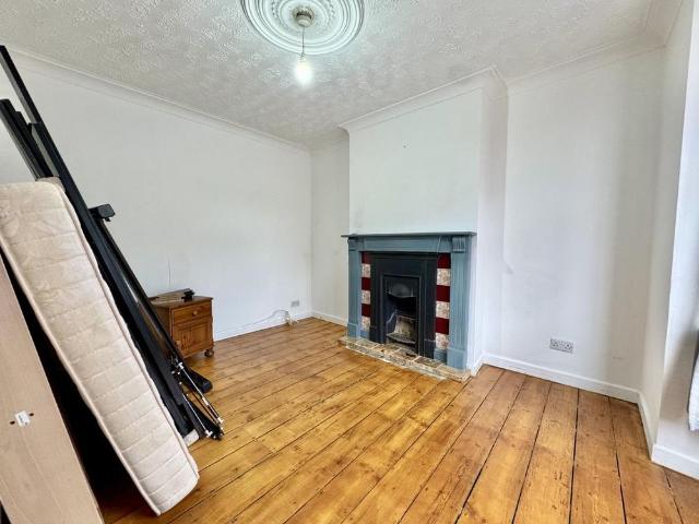 3 bedroom end of terrace house to rent
