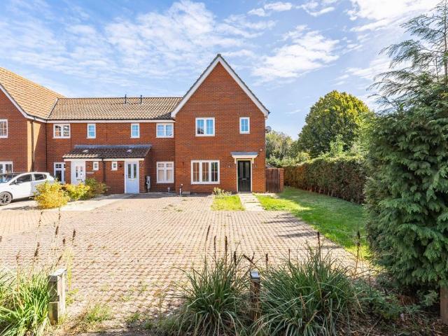 3 bedroom end of terrace house to rent