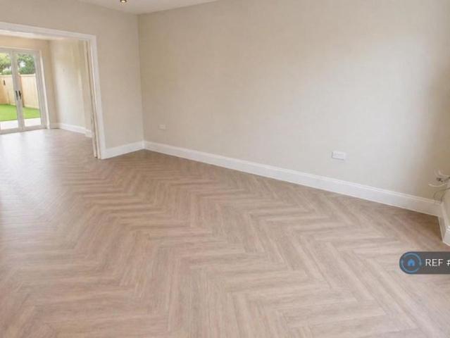 3 bedroom end of terrace house to rent