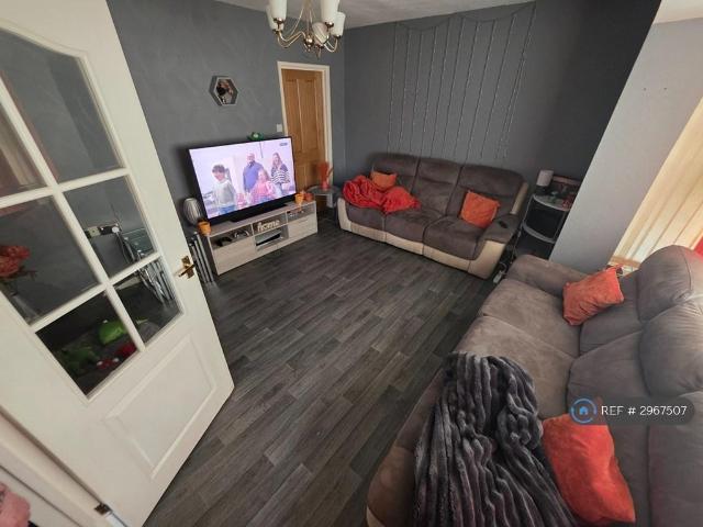 3 bedroom end of terrace house to rent