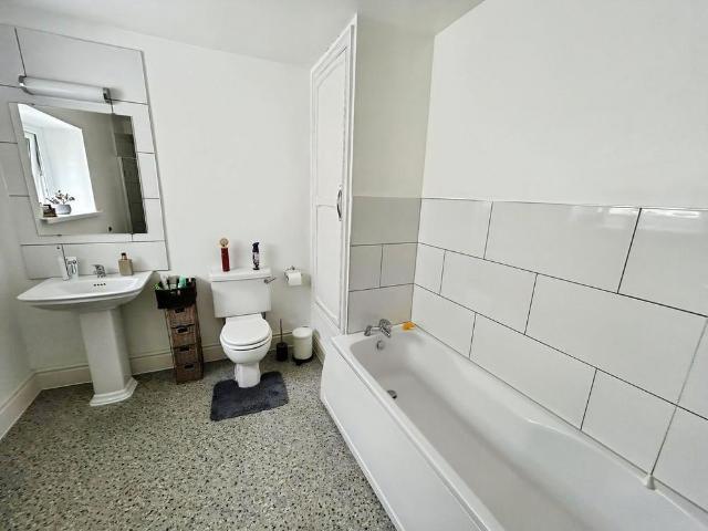 3 bedroom end of terrace house to rent