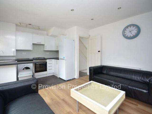 3 bedroom end of terrace house to rent