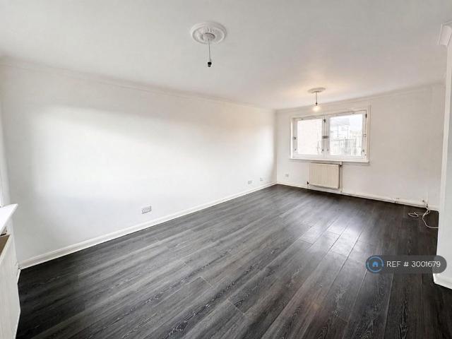 3 bedroom end of terrace house to rent