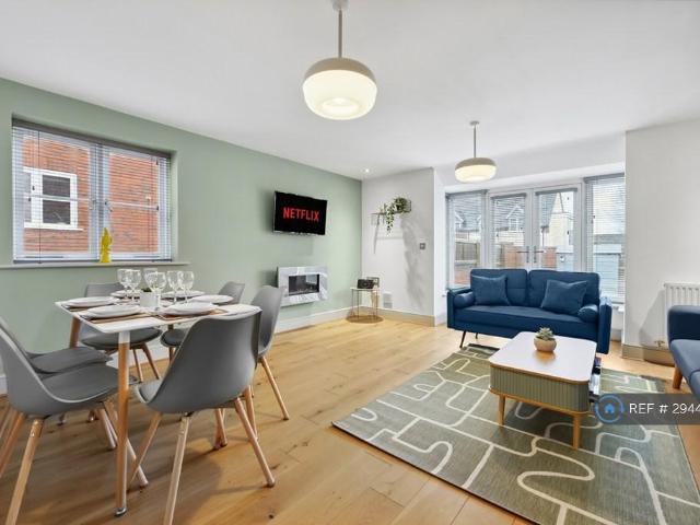 3 bedroom end of terrace house to rent