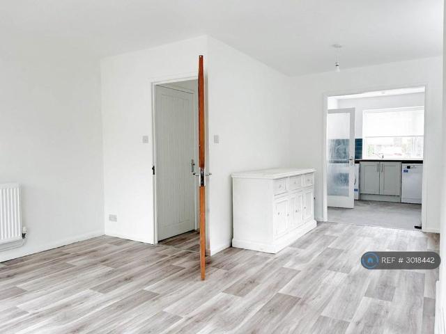 3 bedroom end of terrace house to rent