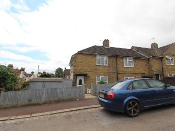 3 bedroom end of terrace house to rent