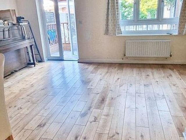 3 bedroom end of terrace house to rent