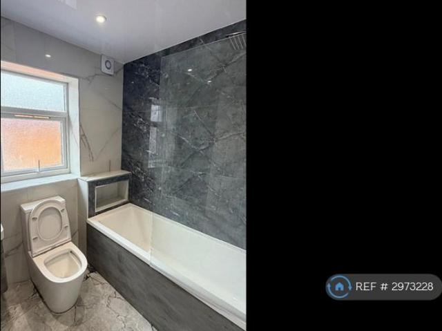 3 bedroom end of terrace house to rent