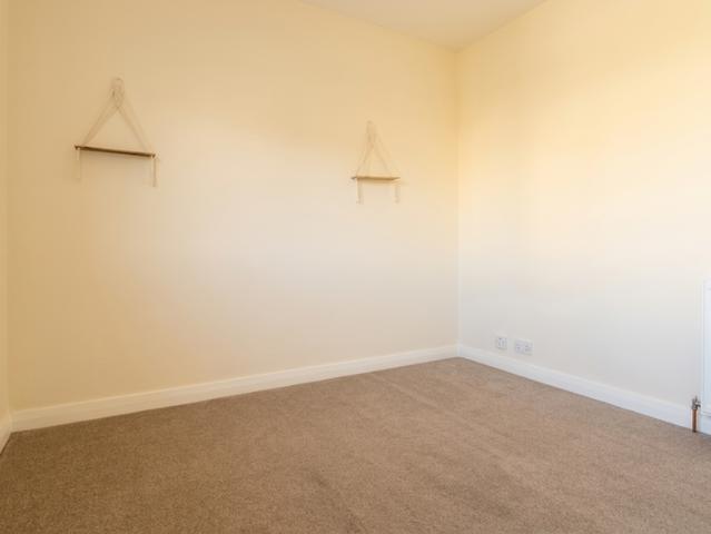 3 bedroom end of terrace house to rent