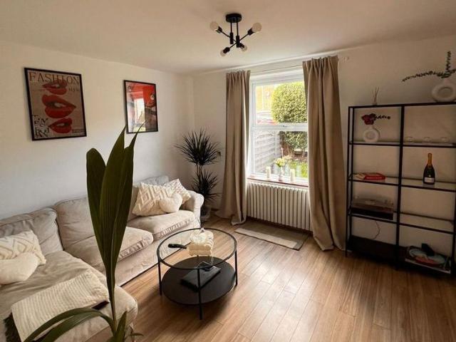3 bedroom end of terrace house to rent