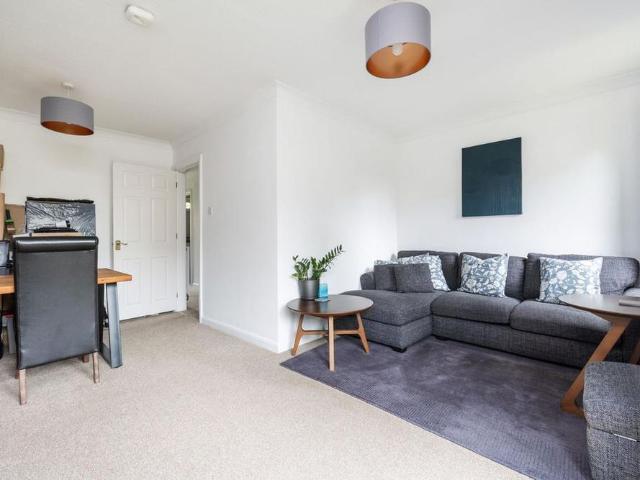 3 bedroom end of terrace house to rent