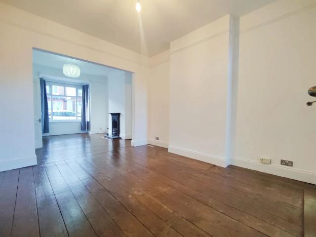 3 bedroom end of terrace house to rent