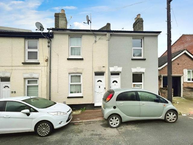 3 bedroom end of terrace house to rent