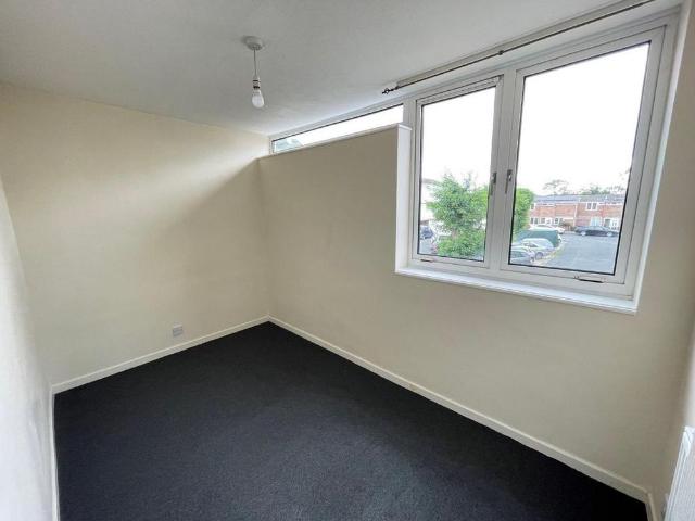 3 bedroom end of terrace house to rent