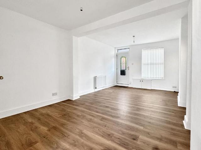 3 bedroom end of terrace house to rent