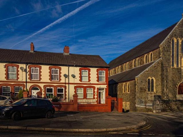 3 bedroom end of terrace house to rent