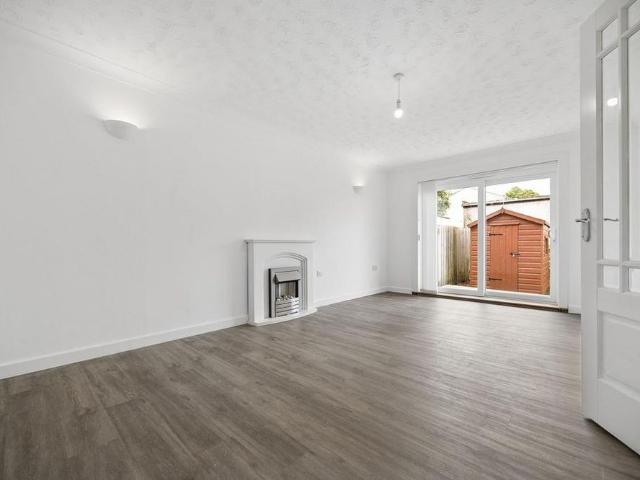 3 bedroom end of terrace house to rent