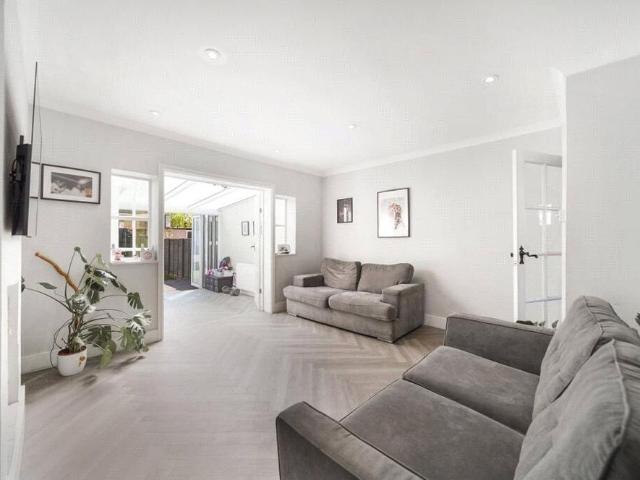 3 bedroom end of terrace house to rent