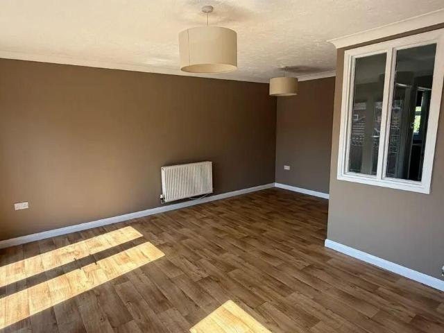 3 bedroom end of terrace house to rent