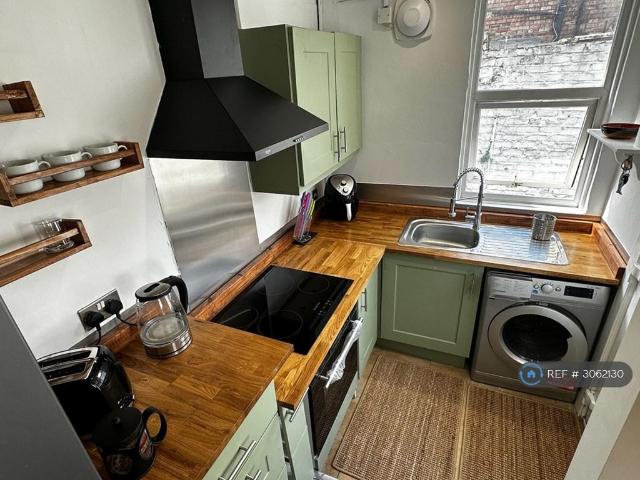 3 bedroom end of terrace house to rent