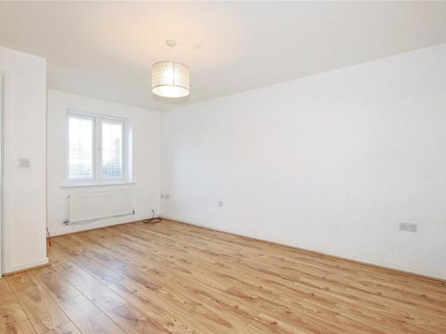 3 bedroom end of terrace house to rent