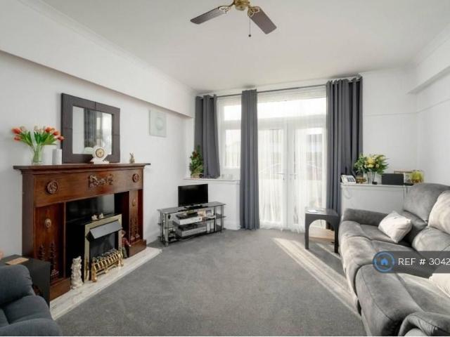 3 bedroom end of terrace house to rent