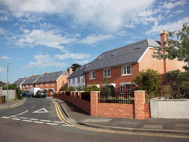 3 bedroom end of terrace house to rent