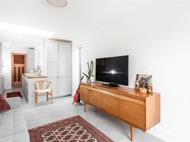 3 bedroom end of terrace house to rent