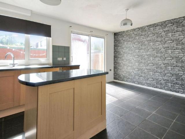 3 bedroom end of terrace house to rent