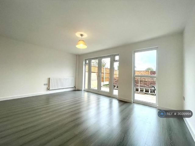 3 bedroom end of terrace house to rent