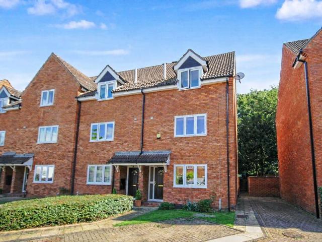 3 bedroom end of terrace house to rent