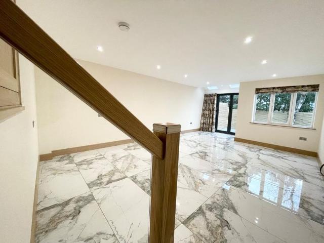 3 bedroom end of terrace house to rent