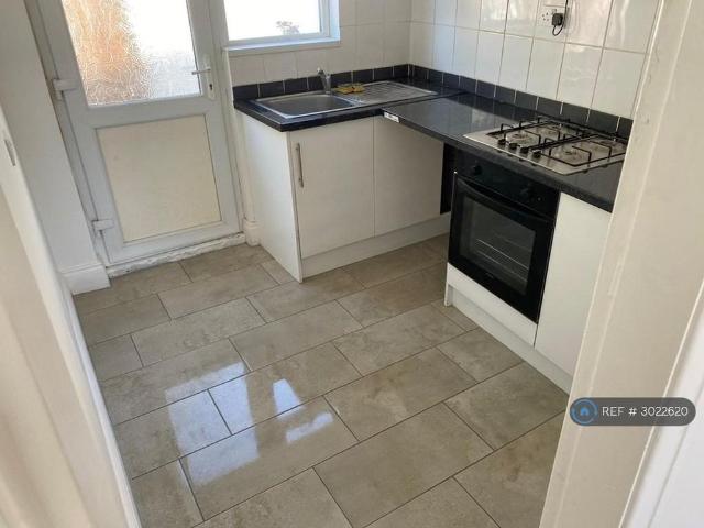 3 bedroom end of terrace house to rent