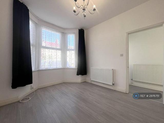 3 bedroom end of terrace house to rent