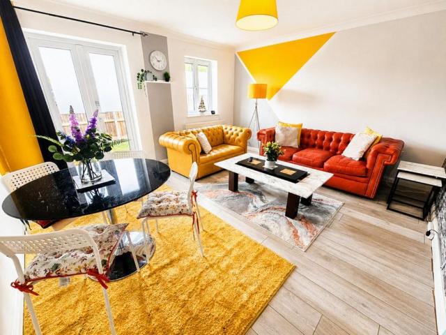 3 bedroom end of terrace house to rent