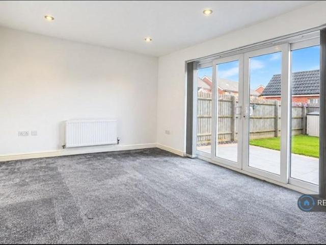 3 bedroom end of terrace house to rent