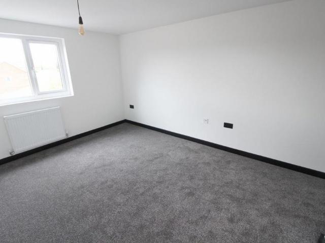 3 bedroom end of terrace house to rent