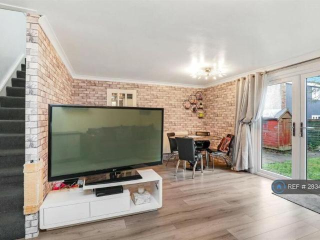 3 bedroom end of terrace house to rent