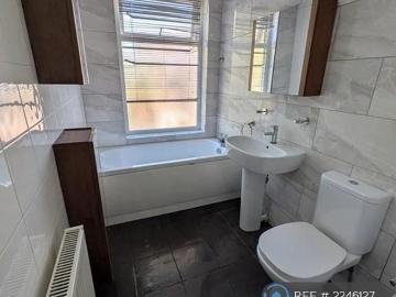 3 bedroom end of terrace house to rent