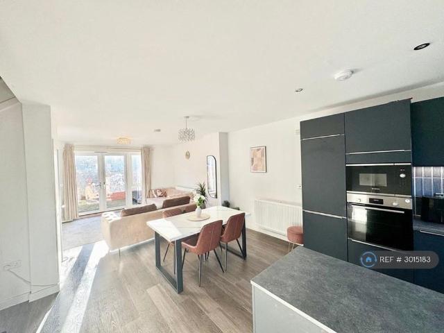 3 bedroom end of terrace house to rent