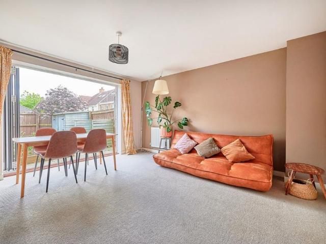 3 bedroom end of terrace house to rent
