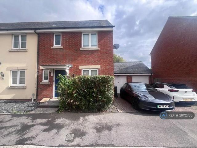 3 bedroom end of terrace house to rent