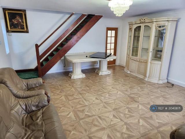 3 bedroom end of terrace house to rent