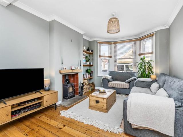 3 bedroom end of terrace house to rent