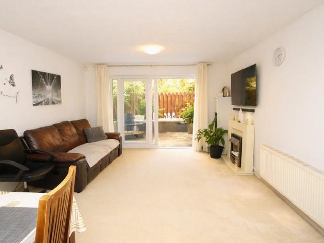 3 bedroom end of terrace house to rent