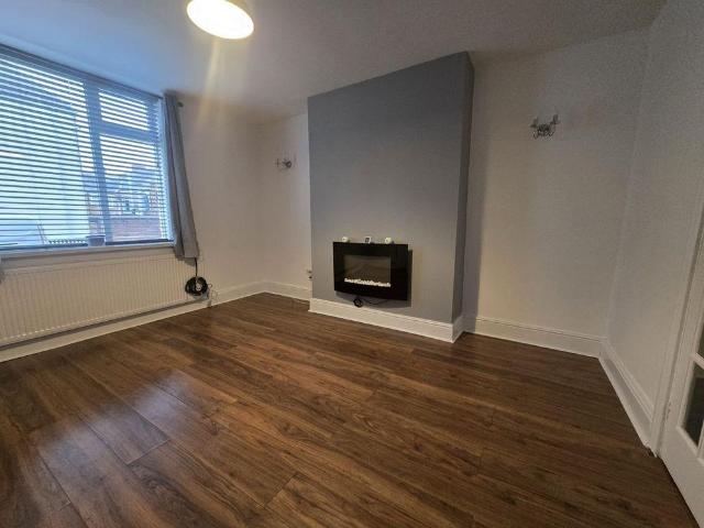 3 bedroom end of terrace house to rent