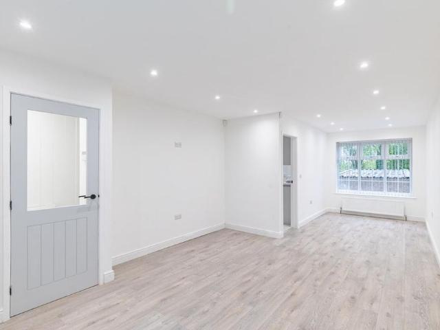3 bedroom end of terrace house to rent